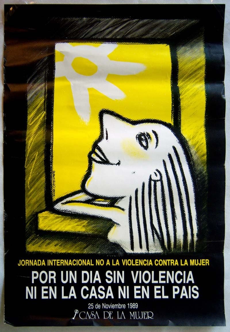 Afiche negro y amarillo: una mujer de perfil mira un sol blanco desde una ventana, con el texto «Por un día sin violencia ni en la casa ni en el país».