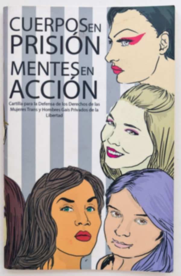 Portada de la cartilla «Cuerpos en prisión, mentes en acción», con ilustraciones de cuatro rostros de mujeres trans sobre franjas verticales grises.