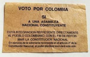 Papeleta color papel kraft con el texto «Voto por Colombia, sí a una Asamblea Nacional Constituyente».